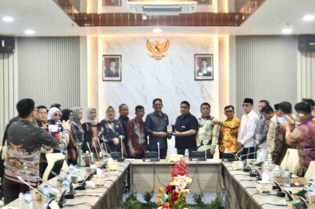 Ketua DPRD Batam Muhammad Kamaluddin terima kunjungan DPRD Way Kanan. ( Adv DPRD Batam ).