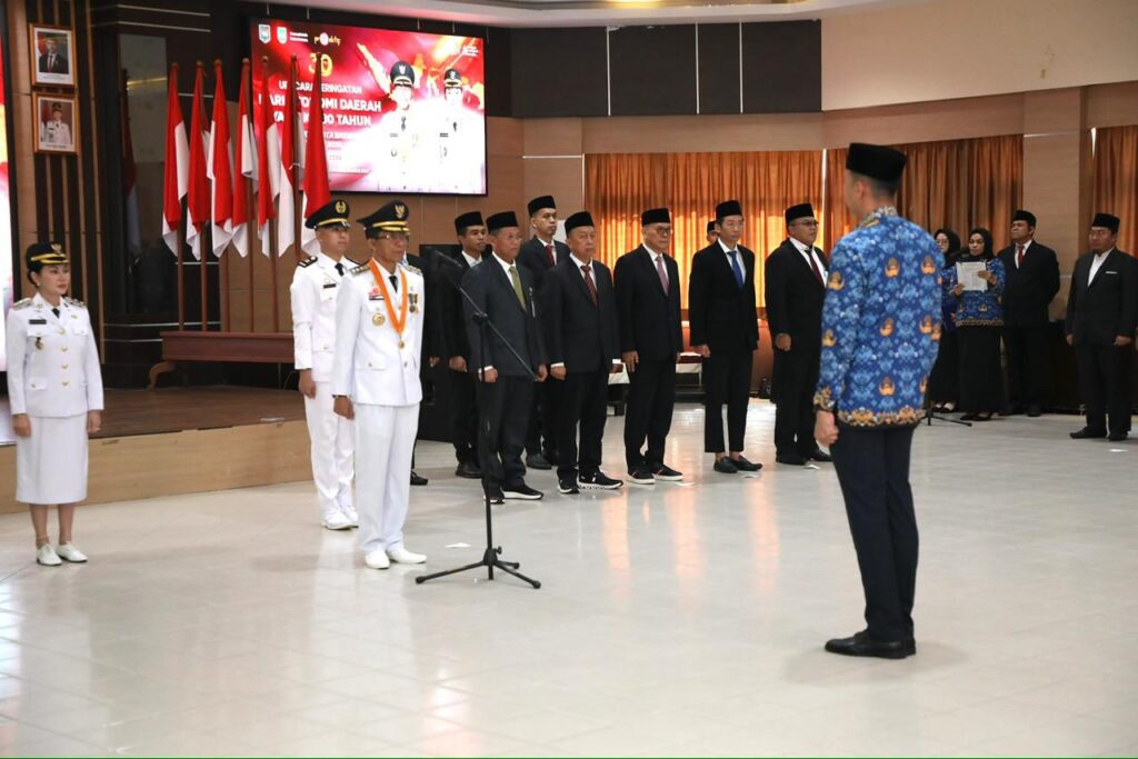 Wali Kota Batam, Amsakar Achmad, bersama Wakil Wali Kota Batam, Li Claudia Chandra, menghadiri upacara peringatan Hari Otonomi Daerah ke-30 tingkat Kota Batam di Kantor Wali Kota Batam, Senin (27/4/2026). (Adv Diskominfo Batam)
