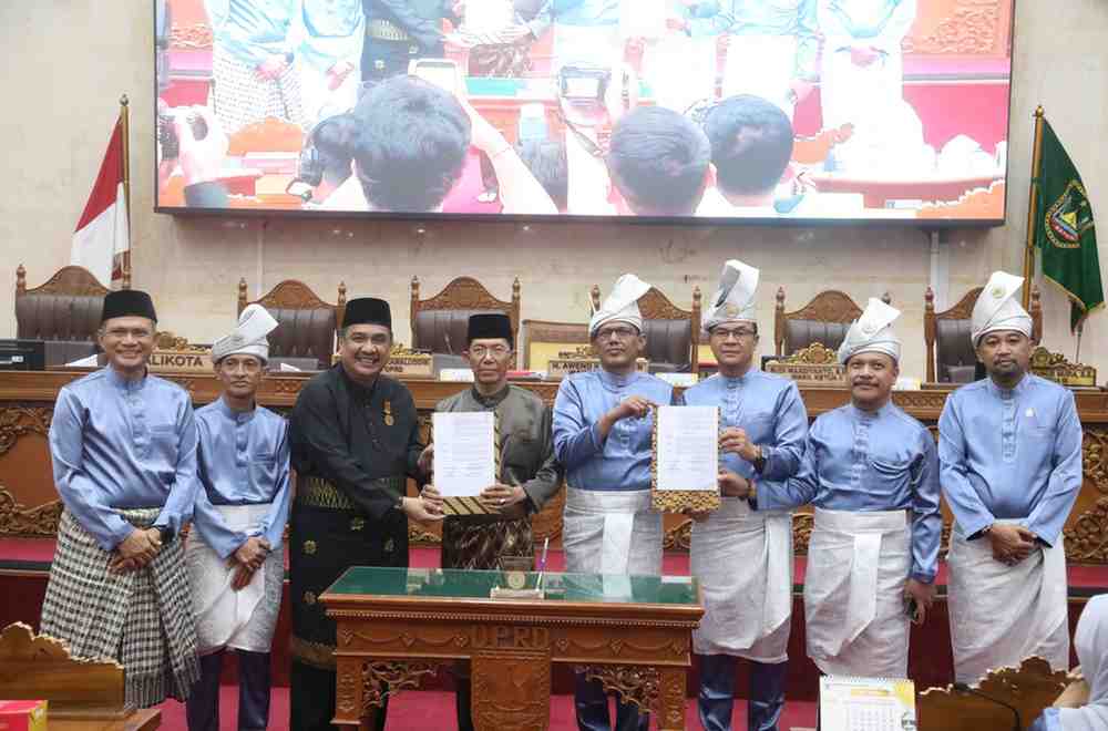 DPRD Kota Batam resmi mengesahkan Rancangan Peraturan Daerah (Ranperda) tentang Lembaga Adat Melayu Kepulauan Riau (LAMKR) Kota Batam menjadi Peraturan Daerah (Perda) dalam rapat paripurna yang digelar di ruang sidang utama, Jumat (8/5/2026)(humas)