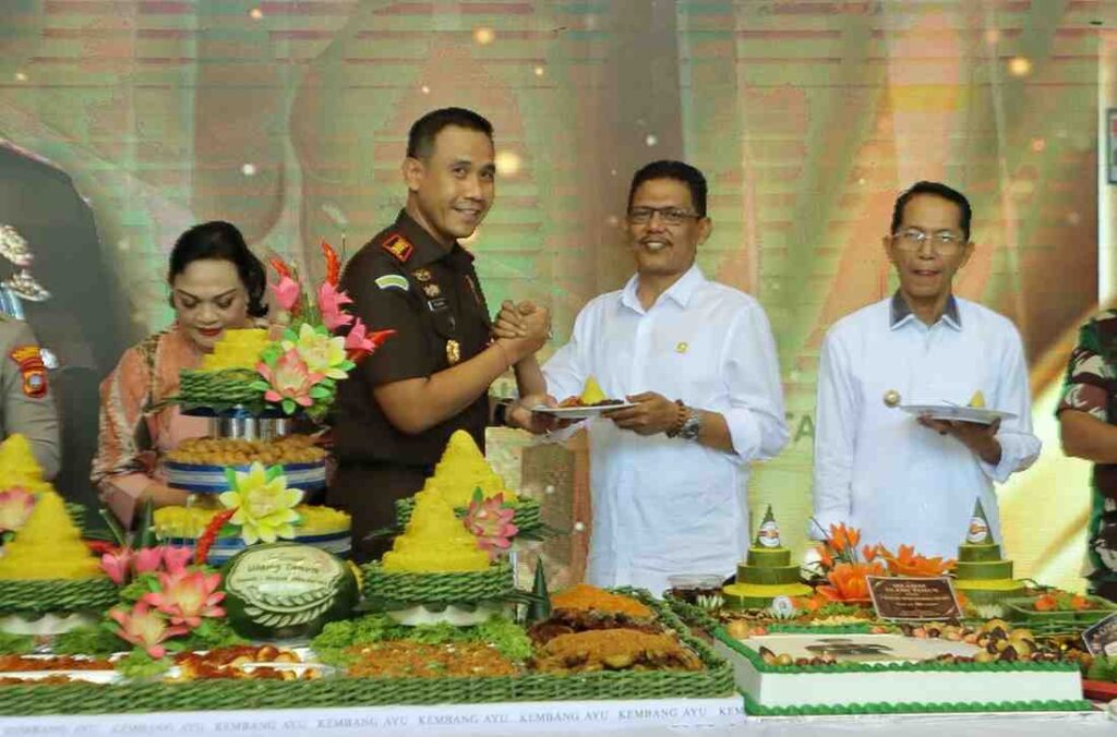 Pimpinan DPRD Kota Batam menghadiri majelis syukuran ulang tahun ke-50 Kepala Kejaksaan Negeri (Kajari) Batam, I Wayan Wiradarma SH MH, yang digelar di Kantor Kejari Batam, Batam Center, Senin (11/5/2026). (humas)