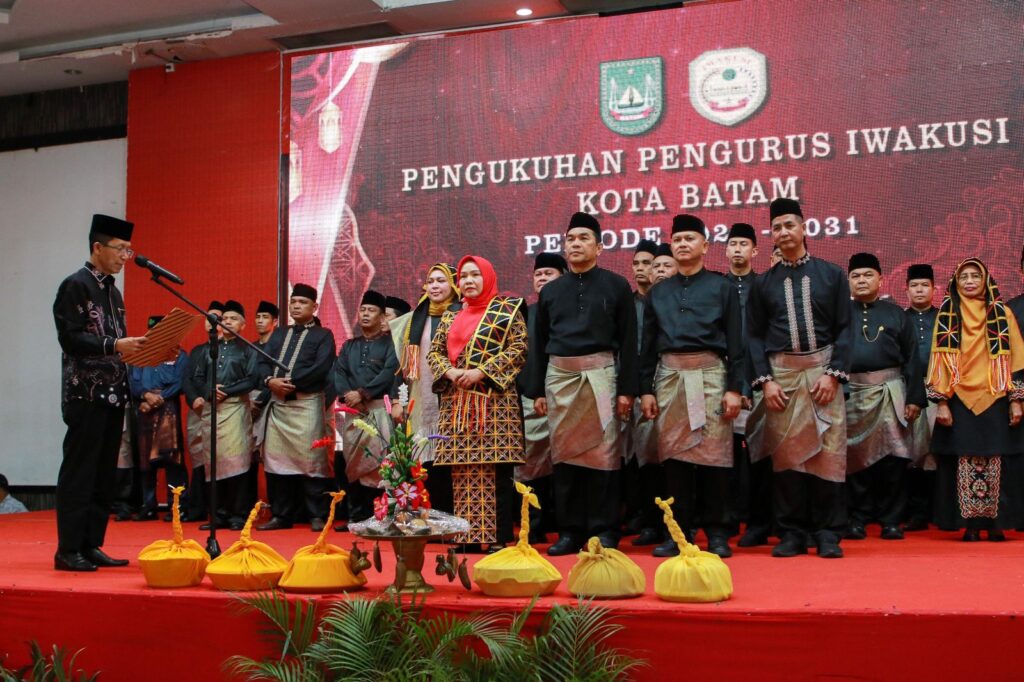 Wali Kota Batam, Amsakar Achmad, mengukuhkan ketua dan pengurus IWAKUSI Batam di Golden Prawn, Bengkong, Kamis (30/4/2026) malam.(f/istimewa)