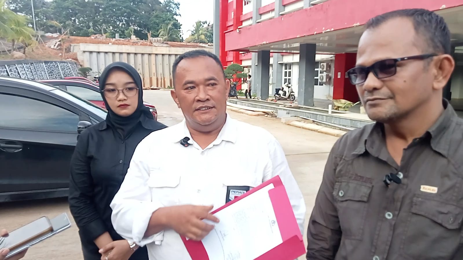 Dugaan pemalsuan izin BPOM dan manipulasi masa kedaluwarsa produk kecantikan menyeret klinik EAC ke Polda Kepri. Dua mantan karyawan melaporkan praktik tersebut demi melindungi konsumen.