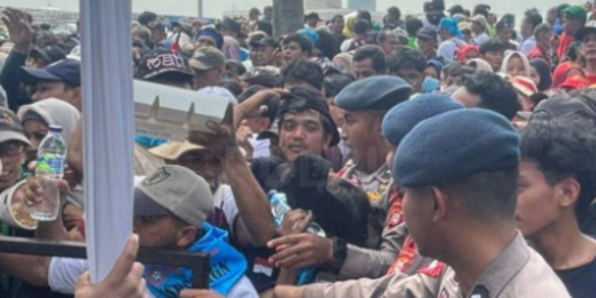 Menyoroti penuturan polisi usai aksi demo buruh di Gedung DPR RI, Jakarta, pada Jumat, 1 Mei 2026.  (Instagram.com/@divisihumaspolri)