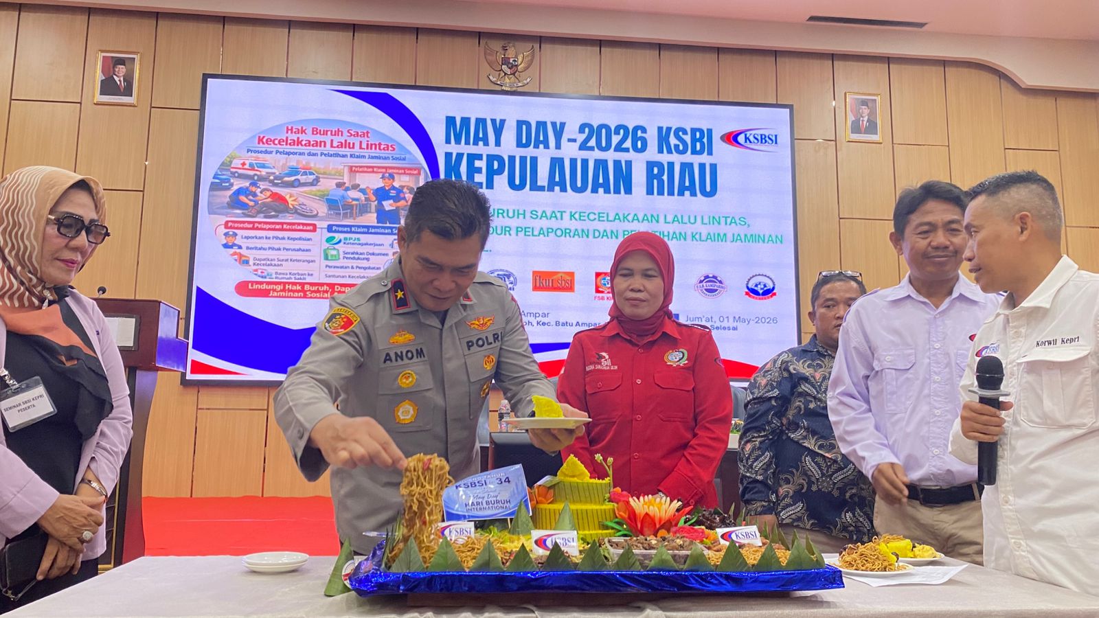 Wakapolda Kepri Brigjen Pol. Dr. Anom Wibowo, S.I.K., M.Si Potong Tumpeng Bersama Buruh.(Cvn)