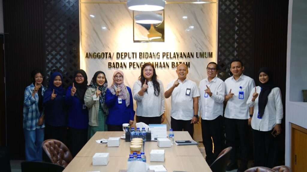 Anggota/Deputi Bidang Pelayanan Umum BP Batam, Ariastuty Sirait menerima kunjungan silaturahmi dan audiensi Kepala Stasiun TVRI Kepulauan Riau, Yenni Marlinda di Gedung Annex 2, Batam Centre, Selasa (5/5).(humas)