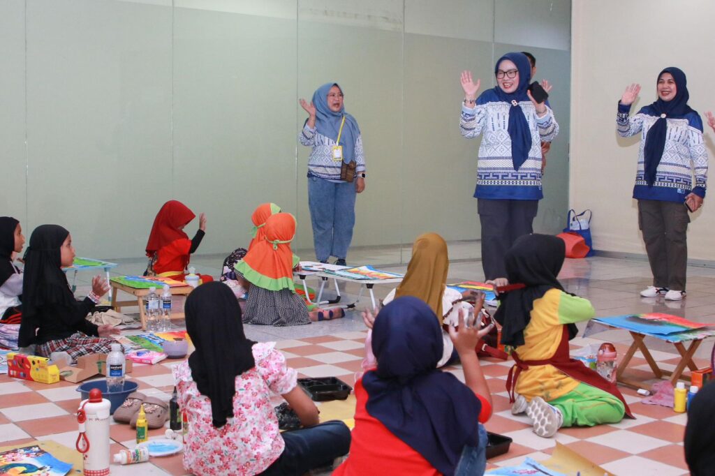 Bunda PAUD Batam, Erlita Amsakar, menyapa peserta Porseni PAUD tingkat Kota Batam di DC Mall, Lubukbaja, Selasa (5/5/2026). HUMAS DISKOMINFO BATAM.