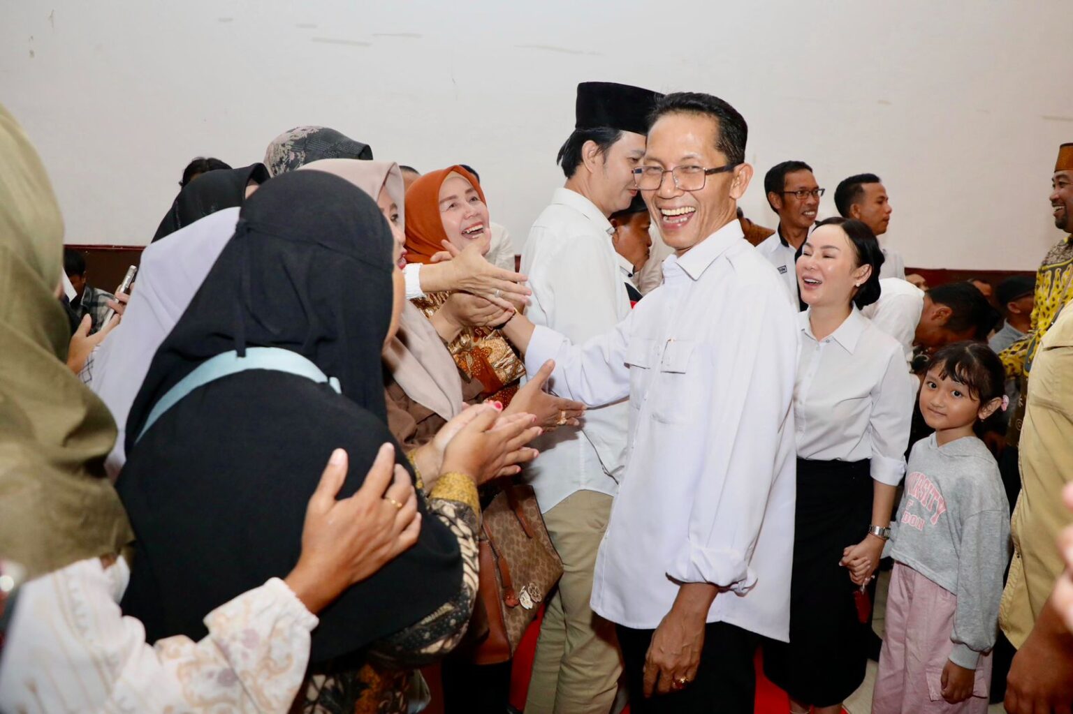 Wali Kota Batam, Amsakar Achmad, bersama Wakil Wali Kota Batam, Li Claudia Chandra, menghadiri silaturahmi bersama tokoh masyarakat di Golden Prawn 933 Bengkong, Rabu (6/5/2026) malam. HUMAS DISKOMINFO BATAM 