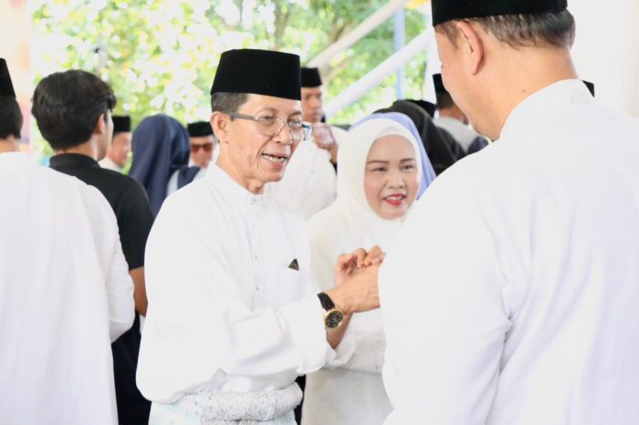 ejumlah warga menyalami Wali Kota Batam, Amsakar Achmad dan Istri usai menggelar Walimatus Safar di kediamannya, Batam Centre, Minggu (10/5/2026). HUMAS DISKOMINFO BATAM