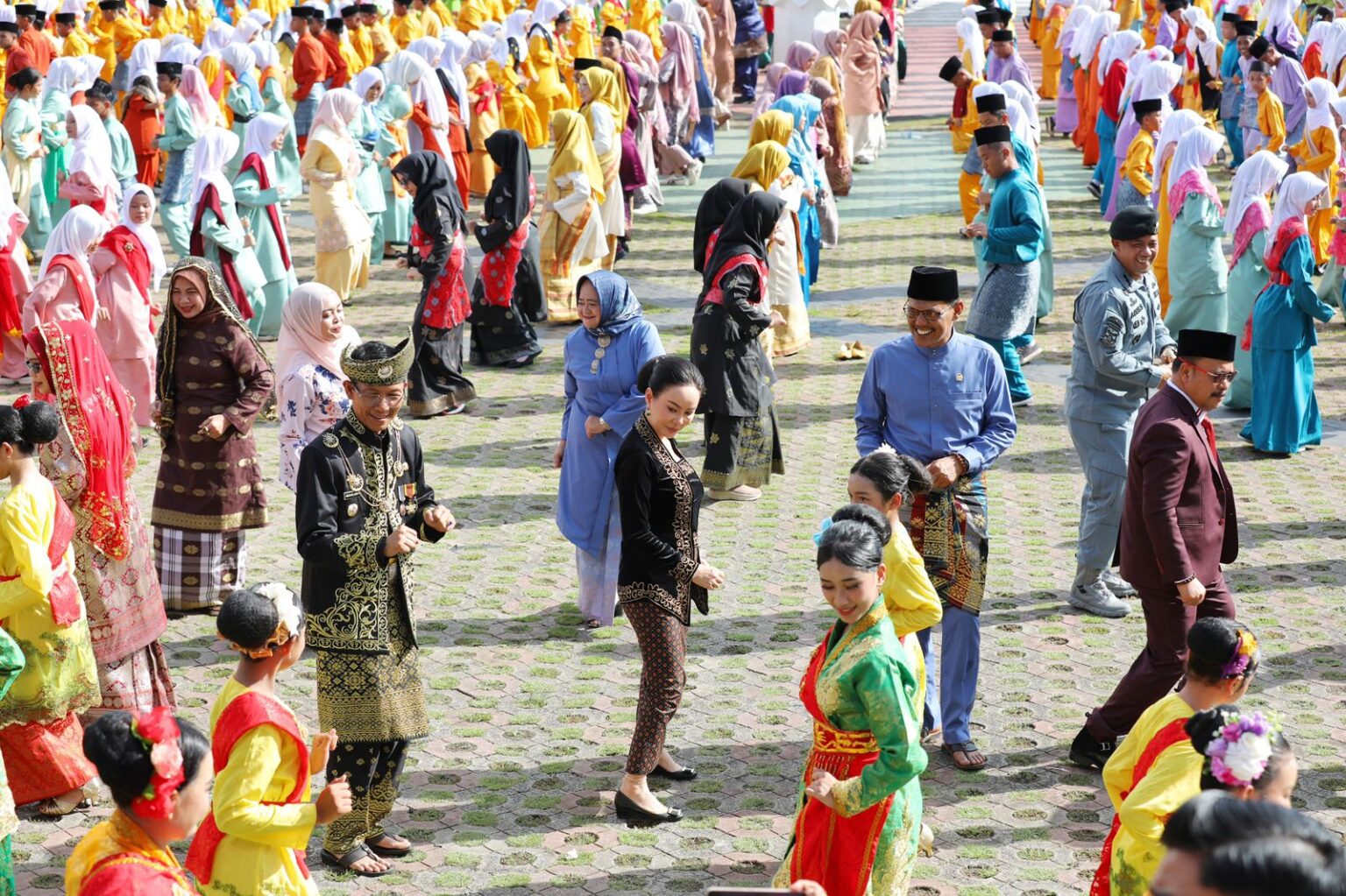 Wali Kota dan Wakil Wali Kota Batam, Amsakar Achmad dan Li Claudia Chandra, serta jajaran Forkopimda menari bersama 5.120 pelajar saat memperingati Hardiknas 2026 di Dataran Engku Putri, Batamcentre, Senin (11/5/2026). HUMAS DISKOMINFO BATAM 