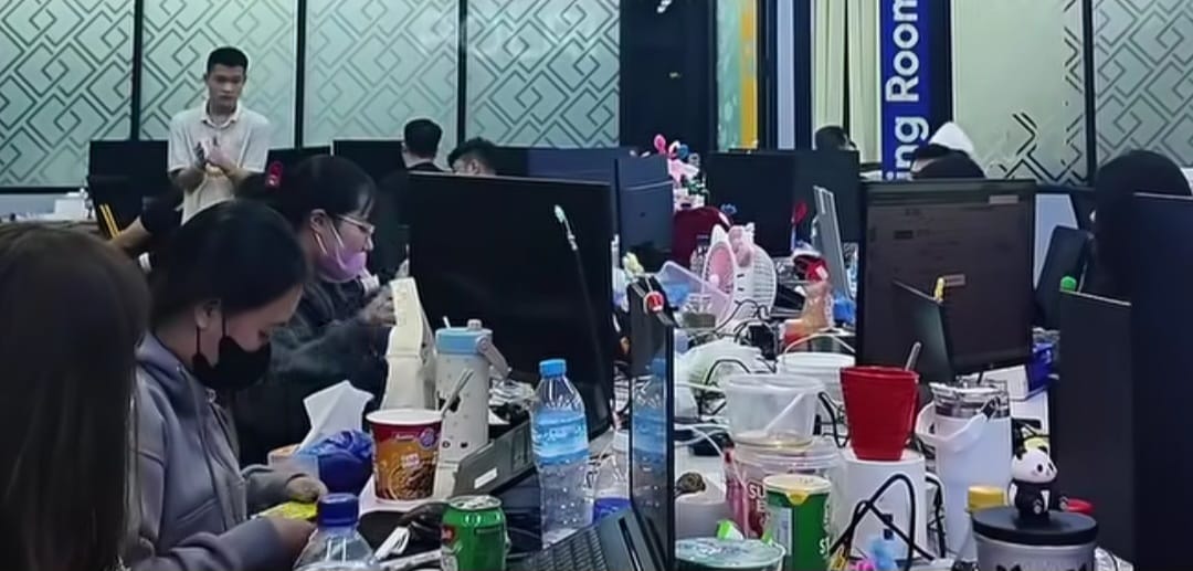 Penggerebekan 320 WNA dan satu WNI yang operasikan judol jaringan internasional di Jakbar. (Instagram/dittipidum_bareskrim)
