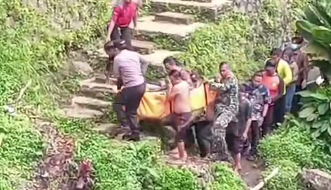 Evakuasi korban tenggelam di Curug Kanesia, Baturraden. (Instagram/setiaji_heroestianto)