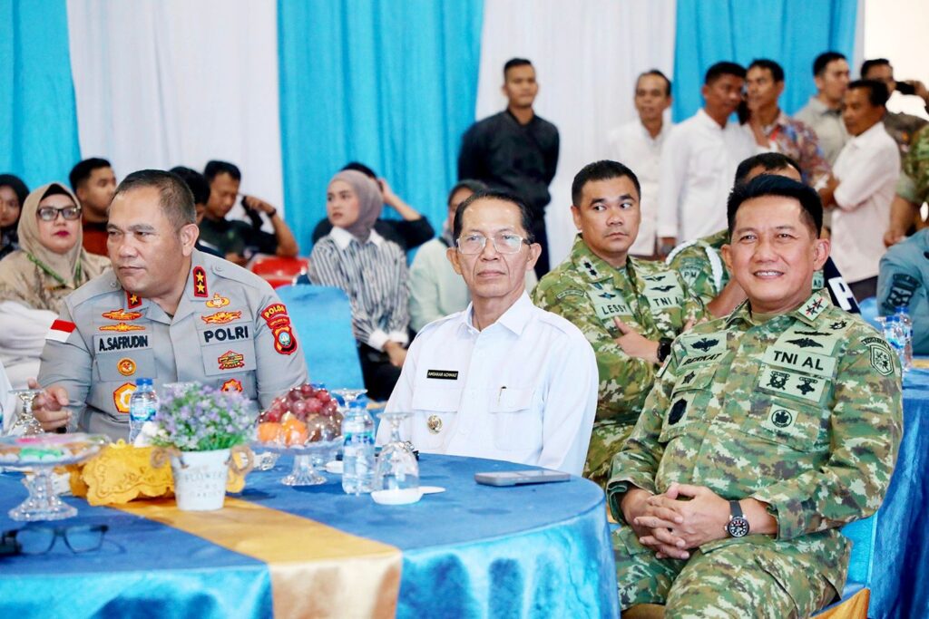 Wali Kota Batam, Amsakar Achmad, bersama Kapolda Kepri, Irjen Asep Safrudin, dan Komandan Kodaeral IV Laksamana Muda TNI Berkat Widjanarko, saat menghadiri peresmian operasional 1.061 KDKMP secara daring, Sabtu (16/5/2026). HUMAS DISKOMINFO BATAM.