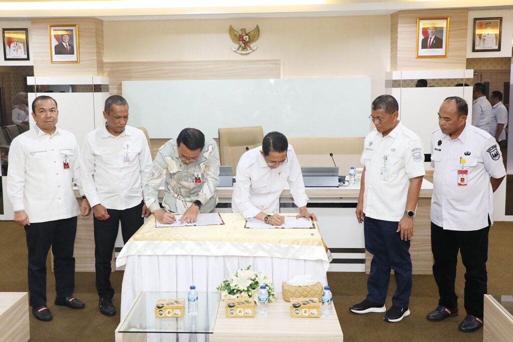 Wali Kota Batam, Amsakar Achmad, bersama Plt Direktur Utama BRK Syariah, Helwin Yunus, menandatangani kerja sama di Kantor Wali Kota Batam, Selasa (19/5/2026). HUMAS DISKOMINFO BATAM