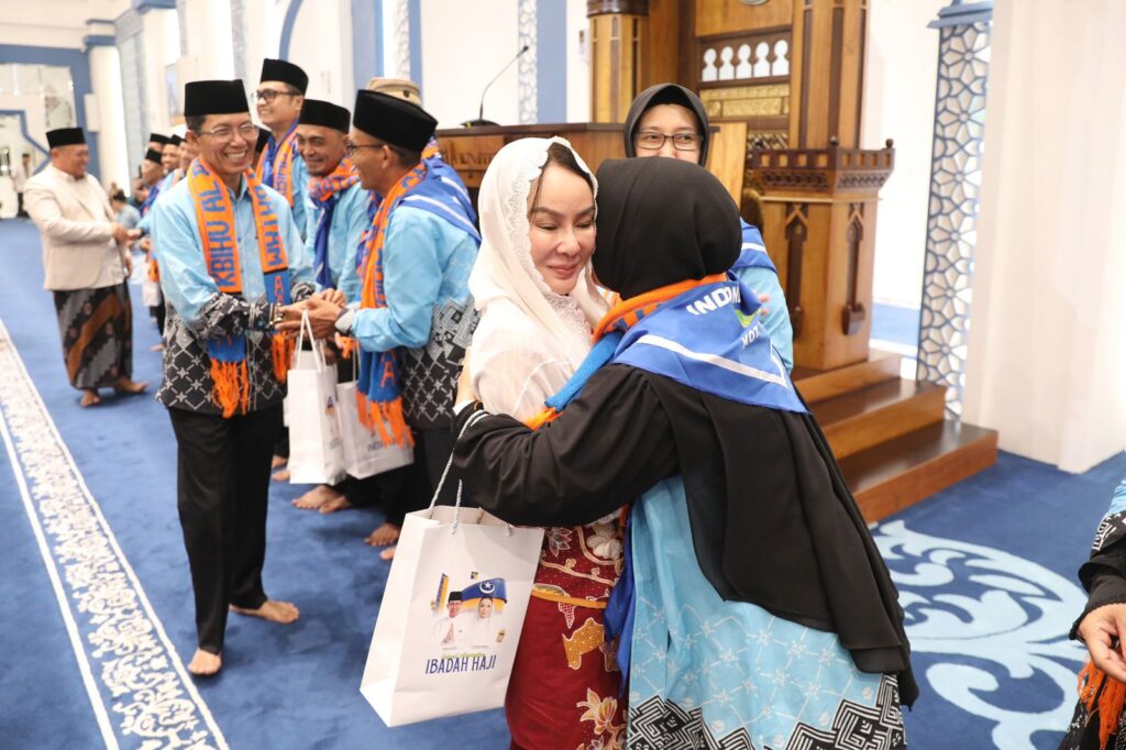 Wali Kota dan Wakil Wali Kota Batam, Amsakar Achmad dan Li Claudia Chandra, menyalami Jemaah Calon Haji Batam saat pelepasan keberangkatan di Masjid Agung Raja Hamidah Batamcentre, Rabu (20/5/2026) malam. HUMAS DISKOMINFO BATAM 