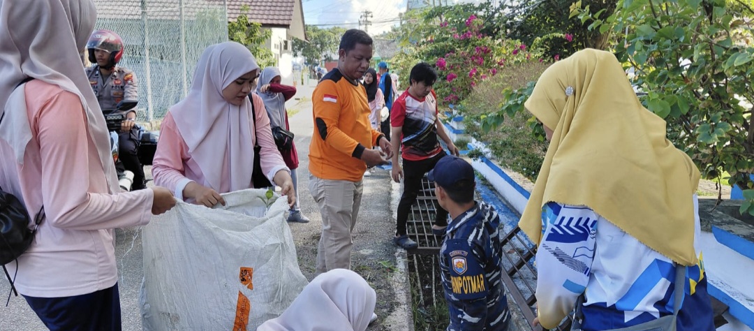 Camat Siantan,  Ajak Masyarakat Wujudkan Lingkungan Bersih dan Asri (dok/slv)