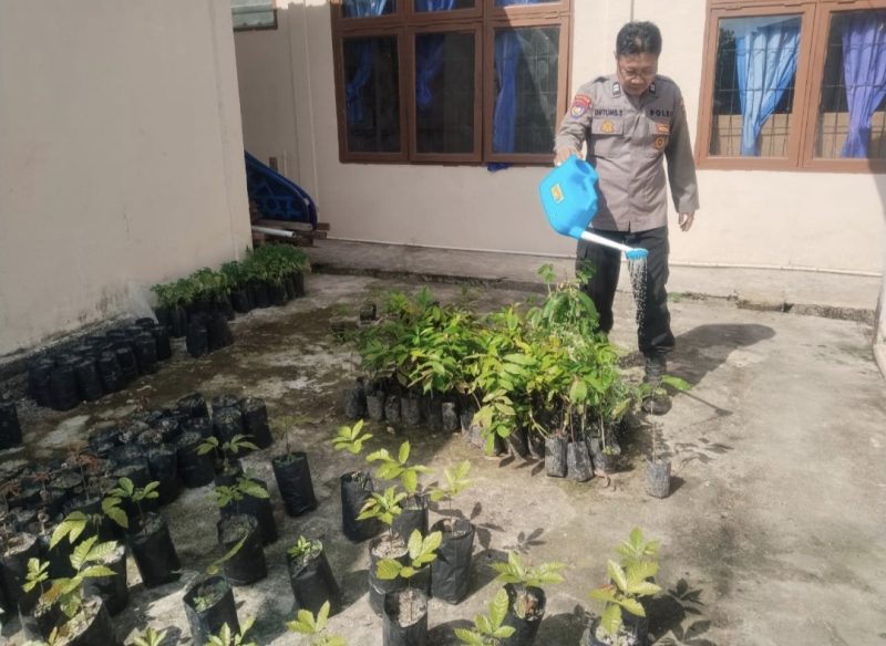 Iptu Untung Cek Perkembangan Bank Pohon (dok/photo)