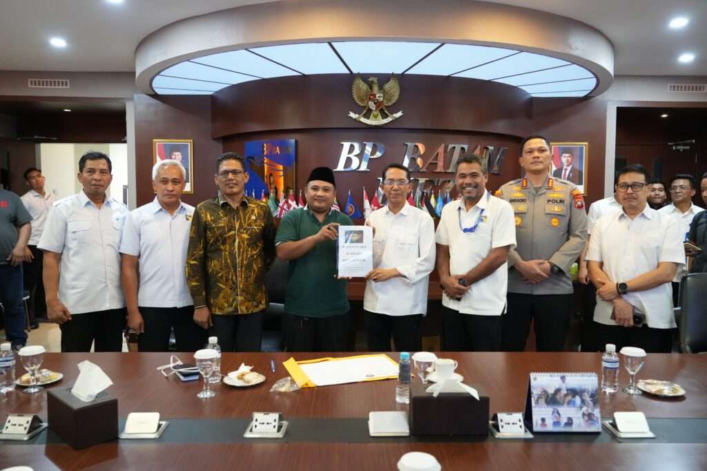 Kepala Badan Pengusahaan (BP) Batam, Amsakar Achmad tenerima audiensi Perwakilan Driver Online Batam di Marketing Centre, Selasa (12/5) siang.(humas)