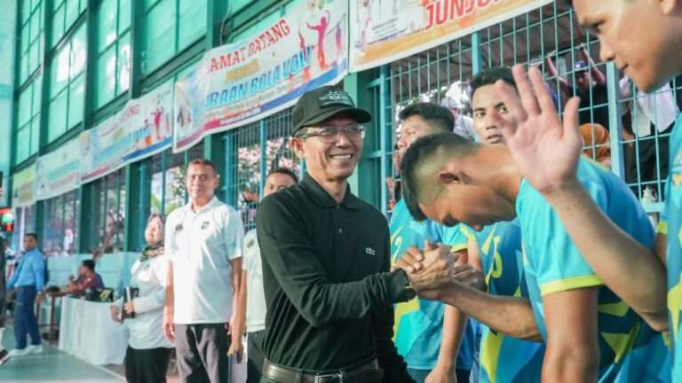 Kepala BP Batam/Wali Kota Batam, Amsakar Achmad, bersama Ketua Pikori BP Batam/Ketua TP PKK Kota Batam, Erlita Amsakar, secara resmi menutup rangkaian Kejuaraan Voli Piala Bergilir Walikota Batam & Piala Bergilir Ketua TP PKK Kota Batam Tahun 2026 di GOR Raja Djafar, Tiban Indah, Minggu (17/5/2026)