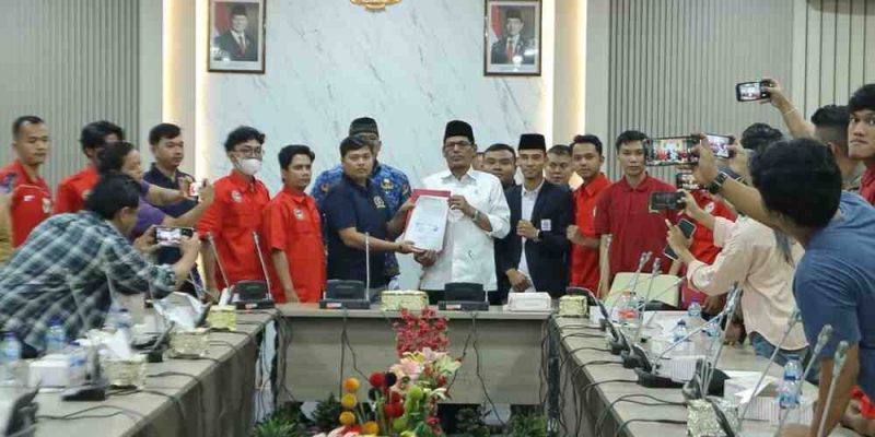 Ketua DPRD Kota Batam, Haji Muhammad Kamaluddin, menerima aksi unjuk rasa (Unras) yang digelar Aliansi Pemuda Mahasiswa Kepulauan Riau di Gedung DPRD Kota Batam, Rabu (17/6/2026).F/Dok DPRD Batam