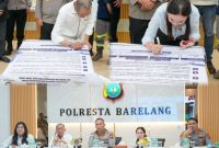 BP Batam bersama Polda Kepri dan pelaku usaha besi tua (scrap) menandatangani Pakta Integritas Pencegahan Penadahan dan Perdagangan Barang Hasil Tindak Pidana di Aula Polresta Barelang.F/Dok Humas BP Batam