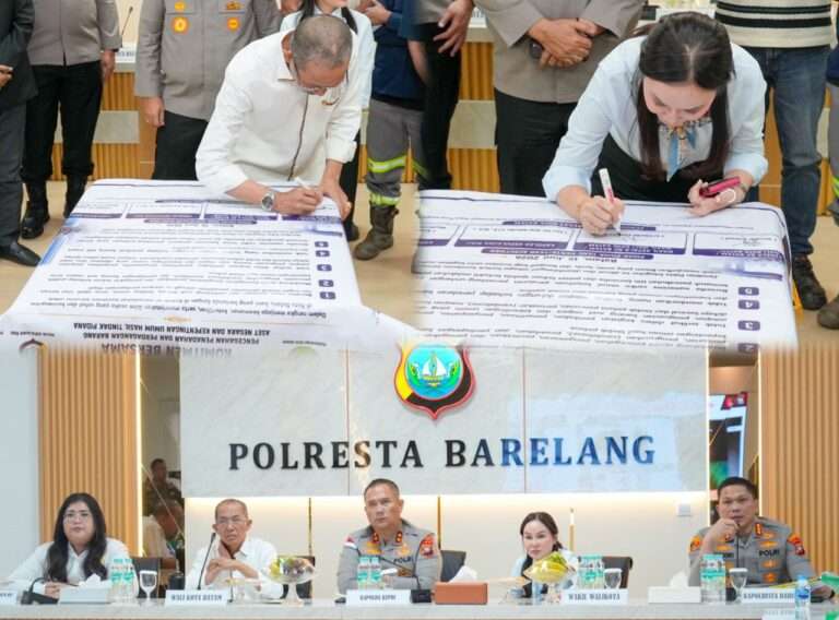 BP Batam bersama Polda Kepri dan pelaku usaha besi tua (scrap) menandatangani Pakta Integritas Pencegahan Penadahan dan Perdagangan Barang Hasil Tindak Pidana di Aula Polresta Barelang.F/Dok Humas BP Batam