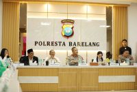 Wali Kota Batam, Amsakar Achmad, bersama Wakil Wali Kota Batam, serta Forkopimda Kepri dan Batam, menggelar pertemuan dengan para pengusaha besi tua di Mapolresta Barelang, Senin (15/6/2026). HUMAS DISKOMINFO BATAM