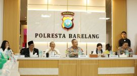 Wali Kota Batam, Amsakar Achmad, bersama Wakil Wali Kota Batam, serta Forkopimda Kepri dan Batam, menggelar pertemuan dengan para pengusaha besi tua di Mapolresta Barelang, Senin (15/6/2026). HUMAS DISKOMINFO BATAM