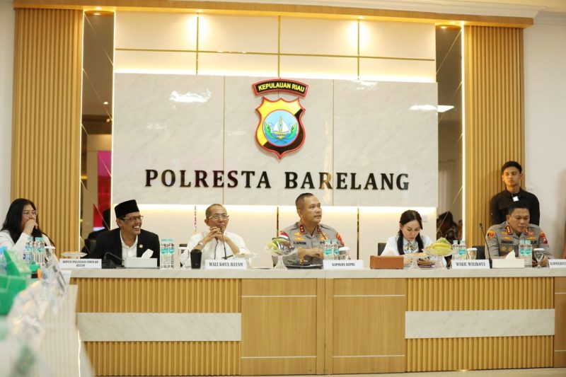 Wali Kota Batam, Amsakar Achmad, bersama Wakil Wali Kota Batam, serta Forkopimda Kepri dan Batam, menggelar pertemuan dengan para pengusaha besi tua di Mapolresta Barelang, Senin (15/6/2026). HUMAS DISKOMINFO BATAM