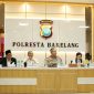 Wali Kota Batam, Amsakar Achmad, bersama Wakil Wali Kota Batam, serta Forkopimda Kepri dan Batam, menggelar pertemuan dengan para pengusaha besi tua di Mapolresta Barelang, Senin (15/6/2026). HUMAS DISKOMINFO BATAM