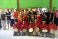 Camat Siantan Latih 17 Wisatawan Denmark Main Gendang dan Tari Redat (dok/photo)
