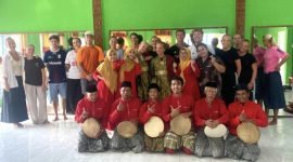 Camat Siantan Latih 17 Wisatawan Denmark Main Gendang dan Tari Redat (dok/photo)