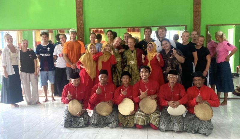 Camat Siantan Latih 17 Wisatawan Denmark Main Gendang dan Tari Redat (dok/photo)
