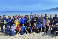Peringati Hari Laut Sedunia, DPPP Anambas Bersihkan Pantai Harung Hijau (dok/photo)