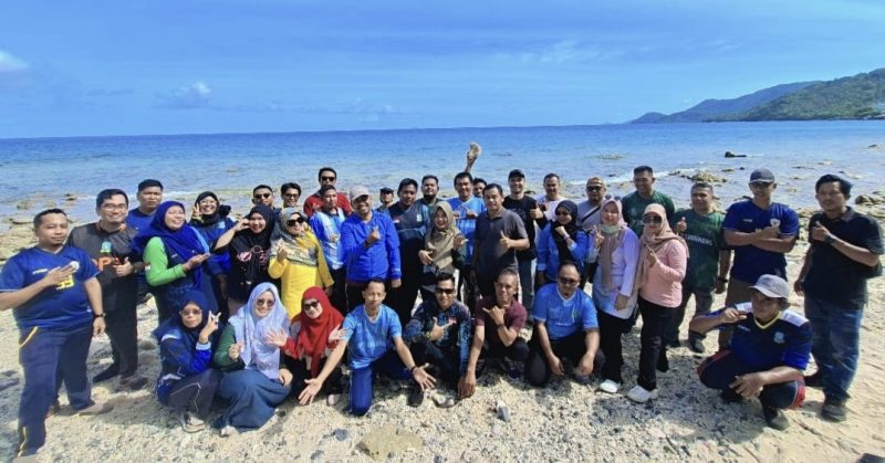 Peringati Hari Laut Sedunia, DPPP Anambas Bersihkan Pantai Harung Hijau (dok/photo)