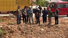nggota/Deputi Bidang Infrastruktur BP Batam, Mouris Limanto dan Direktur Pembangunan Infrastruktur, Wulung Wardhana cek 11 titik rawan banjir. F/ Dok Humas BP BATAM.