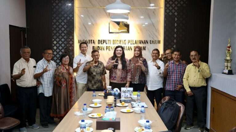 Anggota/Deputi Bidang Pelayanan Umum BP Batam, Ariastuty Sirait, menerima kunjungan pengurus Badan Perlindungan (BP) Lansia Indonesia Wilayah Batam. F/ Dok Humas BP BATAM.