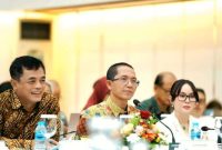 Kepala BP Batam, Amsakar Achmad bersama Wakil Kepala BP Batam, Li Claudia Chandra menerima kunjungan kerja Badan Anggaran (Banggar) DPR RI di Balairungsari, Batam Centre, Jumat (3/7). f/ Dok Humas BP BATAM.