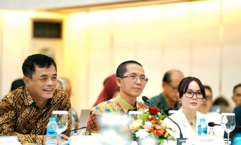 Kepala BP Batam, Amsakar Achmad bersama Wakil Kepala BP Batam, Li Claudia Chandra menerima kunjungan kerja Badan Anggaran (Banggar) DPR RI di Balairungsari, Batam Centre, Jumat (3/7). f/ Dok Humas BP BATAM.