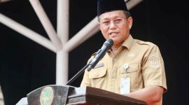 Sekda Batam, Firmansyah, menyampaikan sambutan saat memperingati HUT ke-27 BMGQ Kota Batam di Dataran Engku Putri, Batamcentre, Senin (6/7/2026). HUMAS DISKOMINFO BATAM