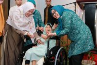 Ketua TP-PKK Batam, Erlita Amsakar, menyerahkan kursi roda kepada salah seorang penerima, Senin (6/7/2026). HUMAS DISKOMINFO BATAM