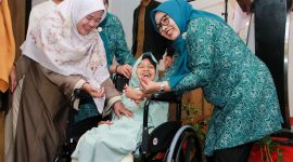 Ketua TP-PKK Batam, Erlita Amsakar, menyerahkan kursi roda kepada salah seorang penerima, Senin (6/7/2026). HUMAS DISKOMINFO BATAM 