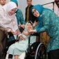 Ketua TP-PKK Batam, Erlita Amsakar, menyerahkan kursi roda kepada salah seorang penerima, Senin (6/7/2026). HUMAS DISKOMINFO BATAM 