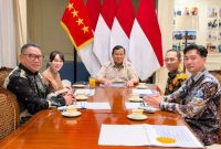 Kepala BP Batam Amsakar Achmad, Wakil Kepala Li Claudia Chandra, Anggota/Deputi Investasi Fary Djemy Francis, serta Anggota/Deputi Infrastruktur Mouris Limanto Bersama Presiden RI Prabowo Subianto. F/Dok Humas BP BATAM