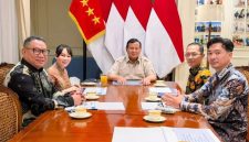 Kepala BP Batam Amsakar Achmad, Wakil Kepala Li Claudia Chandra, Anggota/Deputi Investasi Fary Djemy Francis, serta Anggota/Deputi Infrastruktur Mouris Limanto Bersama Presiden RI Prabowo Subianto. F/Dok Humas BP BATAM