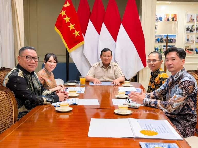 Kepala BP Batam Amsakar Achmad, Wakil Kepala Li Claudia Chandra, Anggota/Deputi Investasi Fary Djemy Francis, serta Anggota/Deputi Infrastruktur Mouris Limanto Bersama Presiden RI Prabowo Subianto. F/Dok Humas BP BATAM