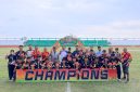 Stafsus Gubernur Kepri didampingi Pj Sekda Karimun Sularno dan Kadis pendidikan kabupaten Lingga Joni Indra foto bersama sang juara tim sepak bola kabupaten Lingga  peraih mendali emas POPDA X Provinsi Kepri. F / Dika.