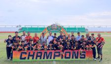 Stafsus Gubernur Kepri didampingi Pj Sekda Karimun Sularno dan Kadis pendidikan kabupaten Lingga Joni Indra foto bersama sang juara tim sepak bola kabupaten Lingga  peraih mendali emas POPDA X Provinsi Kepri. F / Dika.