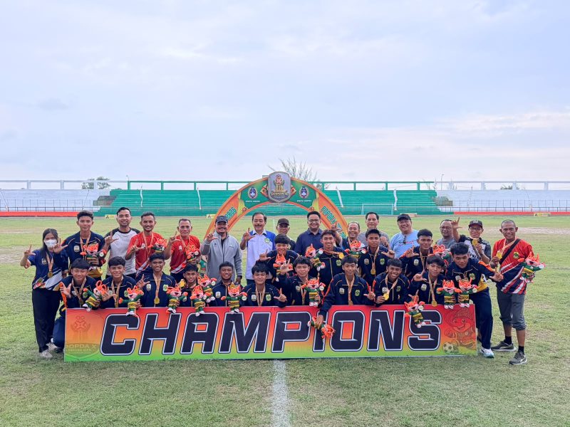 Stafsus Gubernur Kepri didampingi Pj Sekda Karimun Sularno dan Kadis pendidikan kabupaten Lingga Joni Indra foto bersama sang juara tim sepak bola kabupaten Lingga  peraih mendali emas POPDA X Provinsi Kepri. F / Dika.