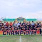 Stafsus Gubernur Kepri didampingi Pj Sekda Karimun Sularno dan Kadis pendidikan kabupaten Lingga Joni Indra foto bersama sang juara tim sepak bola kabupaten Lingga  peraih mendali emas POPDA X Provinsi Kepri. F / Dika.