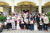 Foto bersama usai penyambutan kafilah Karimun yang mengikuti MTQH XII Provinsi Kepri. F/Dika Lancangkuningnews.com